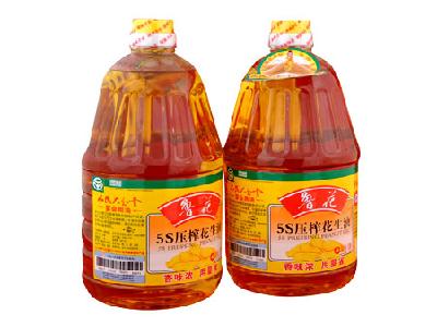 四頭定量全自動食用油灌裝機灌裝效果